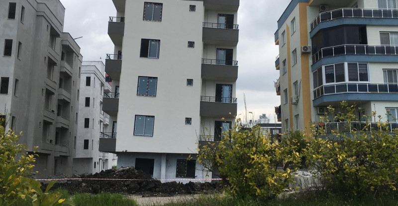 MERSİN’DE HAFİF YAN YATAN 4 KATLI BOŞ BİNAYA İNCELEME BAŞLATILDI