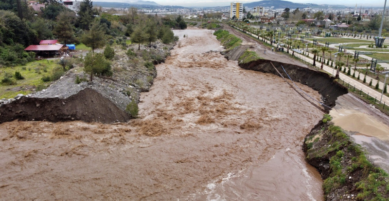 OSMANİYE’DE KARAÇAY DERESİ’NİN KENARINDAKİ TOPRAK YOL ÇÖKTÜ