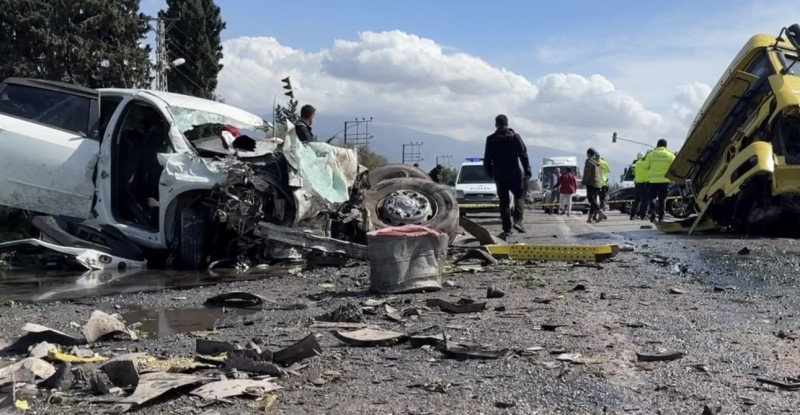 HATAY’DA KARŞI ŞERİDE GEÇEN TIRIN ÇARPTIĞI OTOMOBİLDEKİ 6 KİŞİ HAYATINI KAYBETTİ, 1 KİŞİ YARALANDI