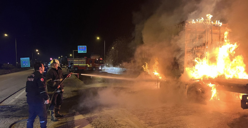 ADANA’DA ÇİKOLATA YAĞI YÜKLÜ TIRDA YANGIN ÇIKTI