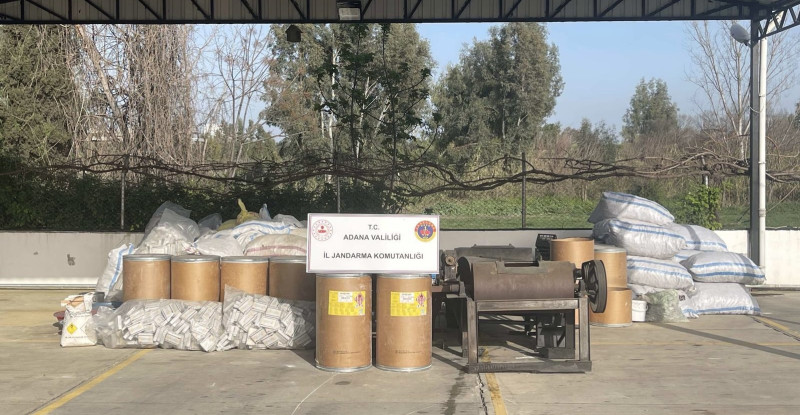 ADANA’DA BİR ÇİFTLİK EVİNDE KAÇAK HAVAİ FİŞEK VE YER MEŞALESİ ÜRETEN 2 KİŞİ GÖZALTINA ALINDI