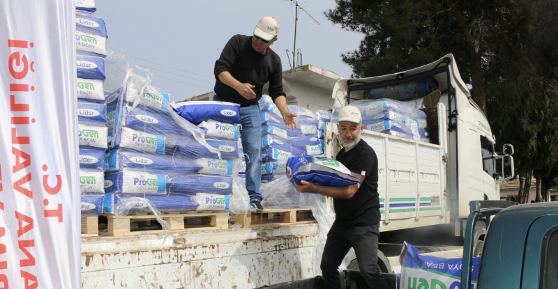 ADANA’DA 9 İLÇEDE ÇİFTÇİLERE HİBE DESTEKLİ 22 TON SOYA TOHUMU DAĞITILDI