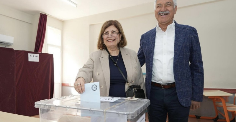 ADANA BÜYÜKŞEHİR BELEDİYE BAŞKANI VE CHP ADAYI ZEYDAN KARALAR OYUNU KULLANDI