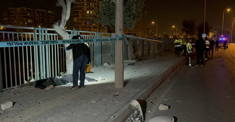 ADANA’DA KALDIRIMA ÇARPARAK TAKLA ATAN MOTOSİKLETTEKİ 2 KİŞİ HAYATINI KAYBETTİ