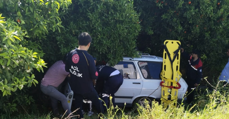 ADANA’DA NARENCİYE BAHÇESİNE DEVRİLEN OTOMOBİLDEKİ 4 KİŞİ YARALANDI