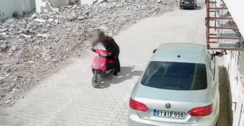 ADANA’DA BİR KİŞİ PARK HALİNDEKİ MOTOSİKLETİN KİLİDİNİ KIRIRAK ÇALDI, O AN GÜVENLİK KAMERASINCA KAYDEDİLDİ