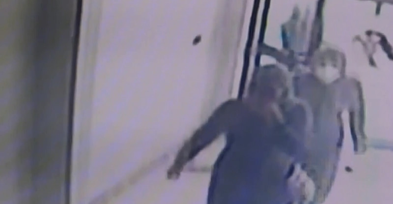 ADANA’DA BİR EVİN KAPISINI ZORLAYARAK AÇAN HIRSIZLAR YATAK ODASINDAN 100 GRAM ALTIN ÇALDILAR