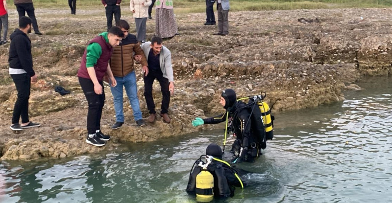 ADANA’DA BARAJ GÖLÜNDE KAYBOLAN KİŞİNİN CANSIZ BEDENİ BULUNDU