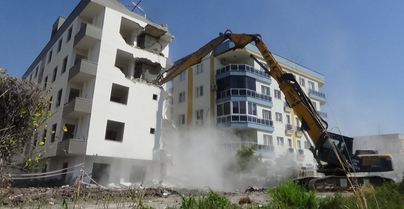 MERSİN’DE HAFİF YAN YATAN 4 KATLI BOŞ BİNANIN YIKIMINA BAŞLANDI