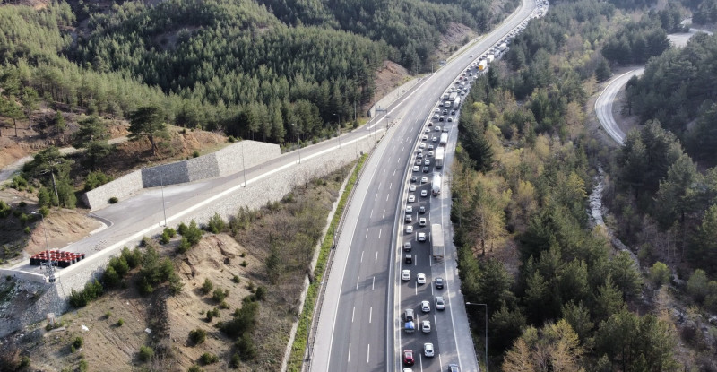 ADANA-POZANTI-ANKARA OTOYOLU’NDA BAYRAM DOLAYISIYLA ARAÇ YOĞUNLUĞU OLUŞTU