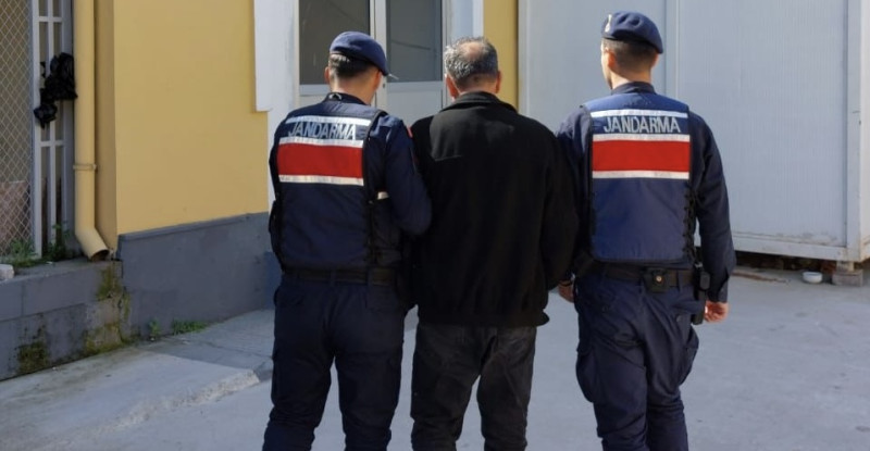 ADANA’DA 27 YIL KESİNLEŞMİŞ HAPİS CEZASI BULUNAN FİRARİ HÜKÜMLÜ YAKALANDI