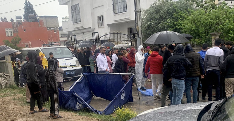 MERSİN’DE SOKAKTA ÖNÜ KESİLEREK BAŞINDAN SİLAHLA VURALAN 20 YAŞINDAKİ HAMİLE KADIN HAYATINI KAYBETTİ