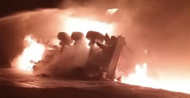 ADANA’DA DEVRİLDİKTEK SONRA ALEV ALAN AKARYAKIT TANKERİN SÜRÜCÜSÜ YARALANDI