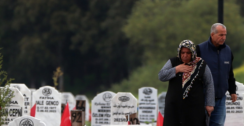 DEPREMLERDEN ETKİLENEN HATAY, ADANA VE OSMANİYE’DE MEZARLIKLARA HÜZÜNLÜ ZİYARET