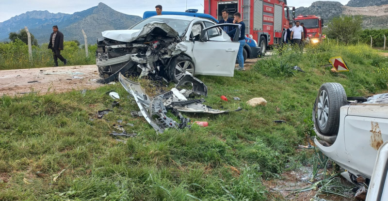 ADANA’DA 2 OTOMOBİLİN ÇARPIŞMASI SONUCU 1 KİŞİ ÖLDÜ, 2 KİŞİ YARALANDI