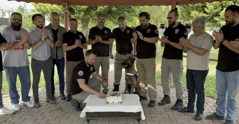 ADANA’DA NARKOTİK DEDEKTÖR KÖPEĞİ “HULK”UN DOĞUM GÜNÜ KUTLANDI