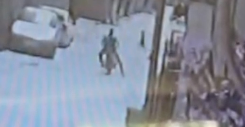 ADANA’DA SOKAKTA OYNADIĞI SIRADA MOTOSİKLETLİNİN ÇARPTIĞI 4 YAŞINDAKİ ÇOCUK İLE SÜRÜCÜ YARALANDI