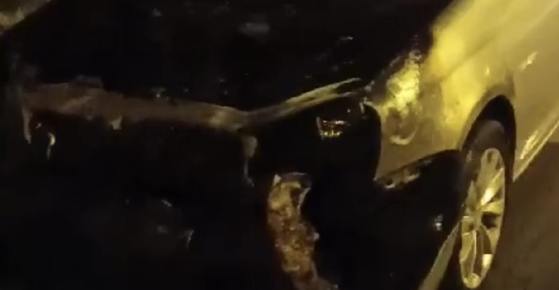 Mersin’de park halindeki otomobil yandı