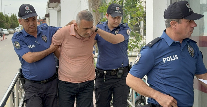 ADANA’DA POLİSE SİLAH DOĞRULTAN SEYHAN BELEDİYESİ TEMİZLİK İŞLERİ MÜDÜRÜ TUTUKLANDI