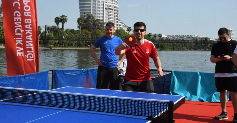 ADANA’DA SEYHAN NEHRİ ÜZERİNDE MASA TENİSİ YARIŞMALARI DÜZENLENDİ