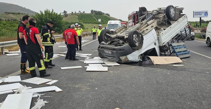 Mersin’delastiğinin patlaması sonucu devrilen kamyonetin sürücüsü hayatını kaybetti, araçtaki 2 kişi yaralandı.