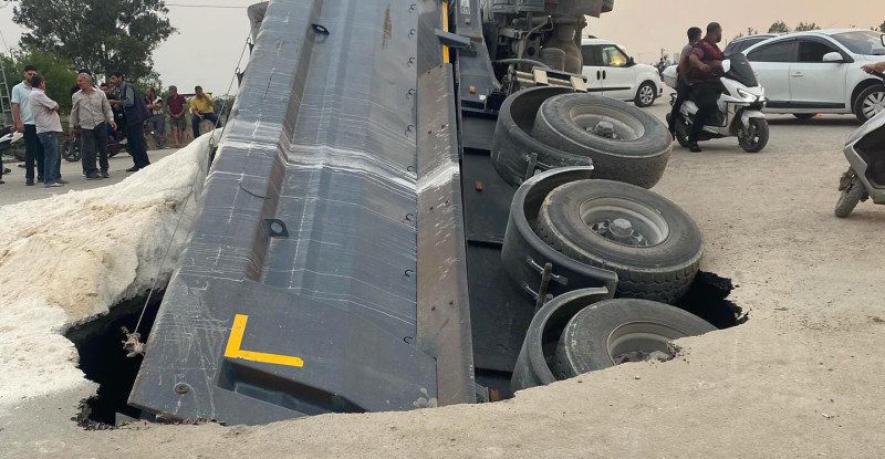 ADANA’DA BİR TIR YOLDA OLUŞAN ÇUKURA DÜŞTÜ