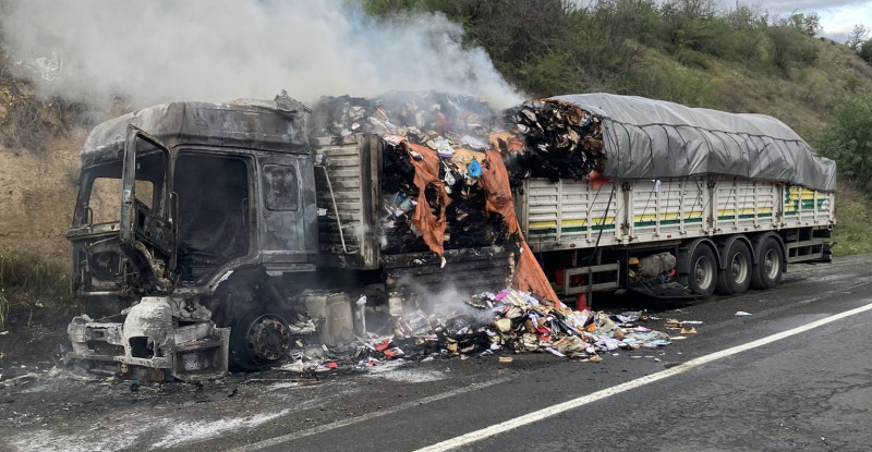 Adana’da geri dönüşüm malzemesi yüklü tırda çıkan yangın sonucu tır kullanılamaz hale geldi