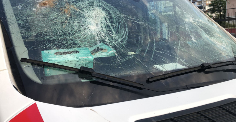 Adana’da 112 Acil Sağlık ekibine hasta yakını kürekle saldırdı, 2 sağlık görevlisi yaralandı.