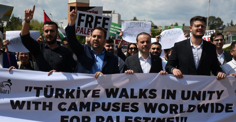 Çukurova Üniversitesi’nde öğrenciler İsrail’in Gazze’ye saldırılarını protesto etti