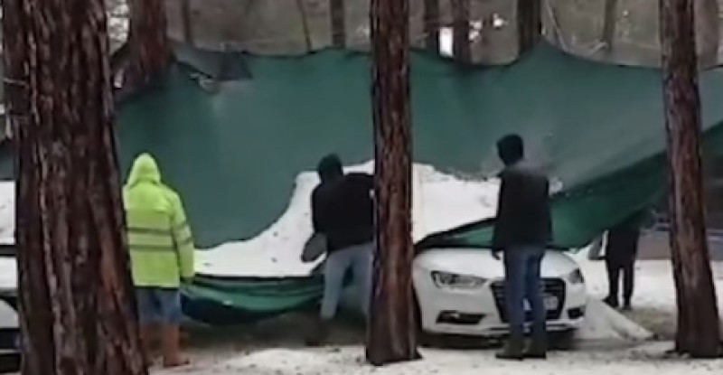 Mersin’in Erdemli ve Silifke ilçelerinde etkili olan dolu, bazı tarım arazilerine zarar verdi.