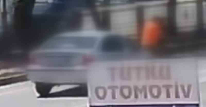 Adana’da otomobilin iki kişiye çarpması kamerada