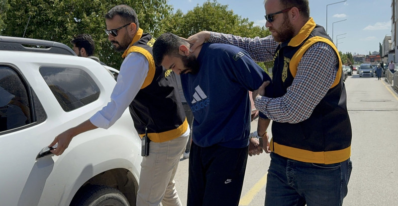 Adana’da 62 suçtan aranan zanlı evin damında kaçarken yakalandı
