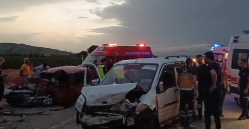 Adana’da hafif ticari araçla otomobil çarpıştı, 1 kişi öldü, 5 kişi yaralandı