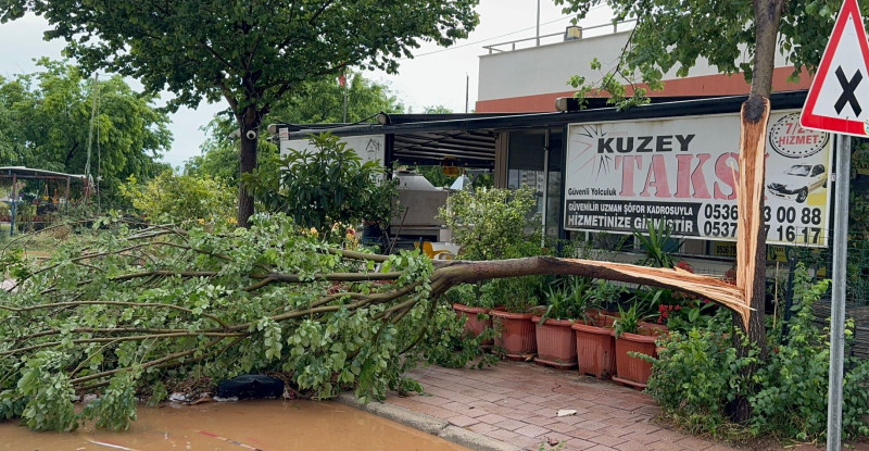 ADANA’DA SAĞANAK NEDENİYLE BAZI EV VE İŞYERLERİNİ SU BASTI, ARAÇLAR YOLDA MAHSUR KALDI