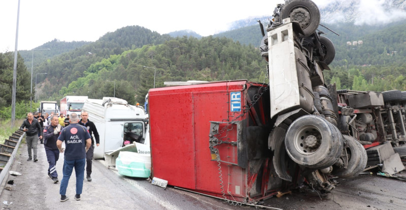 ADANA’DA ZİNCİRLEME TRAFİK KAZASINDA 7 KİŞİ YARALANDI