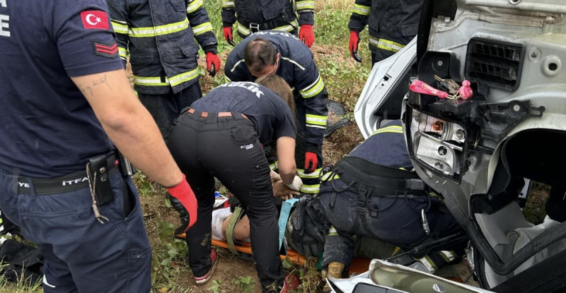 Adana’da şarampole devrilen otomobildeki 2 kişi yaralandı