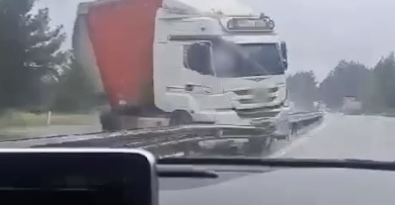 ADANA’DA 7 KİŞİNİN YARALANDIĞI KAZADA TIRIN OTOMOBİLE ÇARPMASI KAMERADA