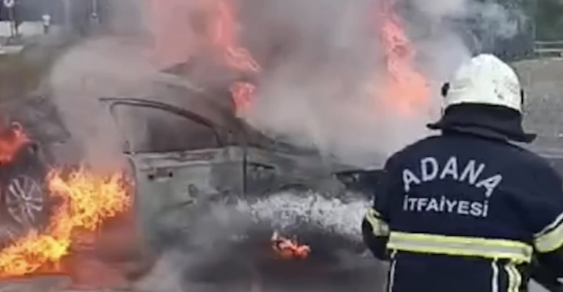 Adana’da iş yeri ve araçta çıkan yangında araç kullanılamaz hale geldi, iş yerinde de hasar oluştu
