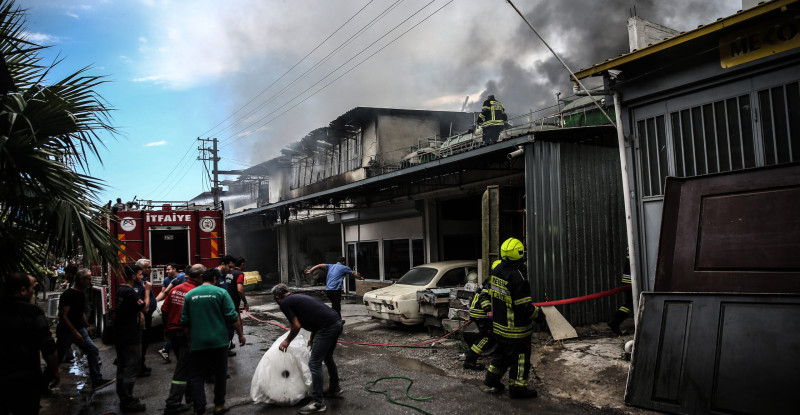 Mersin’de polyester atölyesinde çıkan yangın hasara yol açtı.