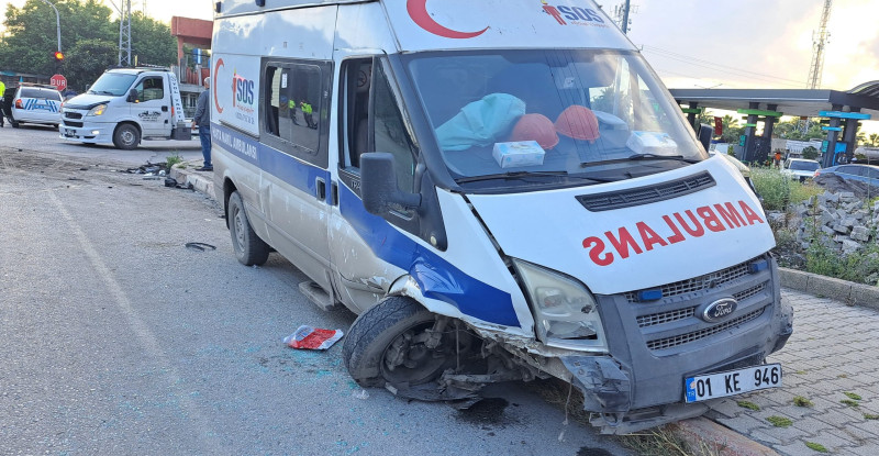 Hatay’da ambulansla iki otomobilin karıştığı kazada 3 kişi yaralandı
