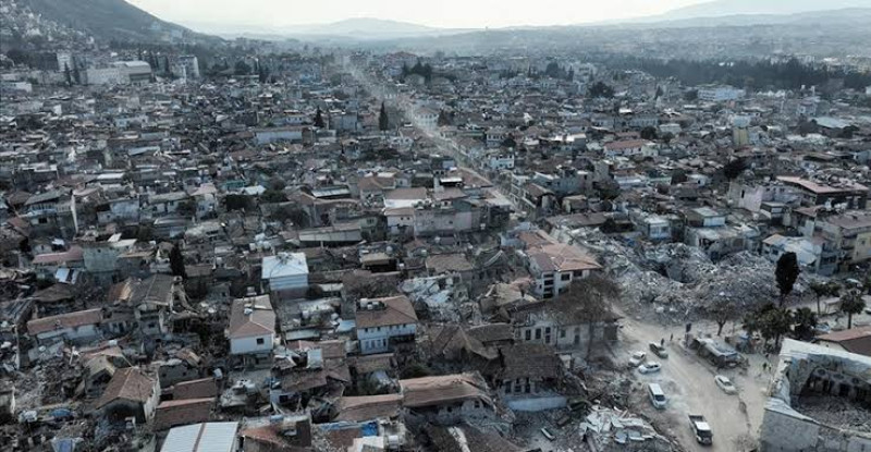 HATAY’DA DEPREMDE 28 KİŞİYE MEZAR OLAN MİTHAT KUK APARTMANI’NIN MÜTEAHHİTLERİ BİRBİRLERİNİ SUÇLADI!