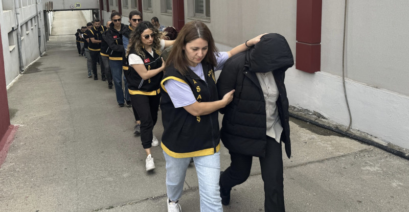 Adana merkezli 4 ilde düzenlenen dolandırıcılık operasyonunda gözaltına alınan 35 şüpheliden 18’i tutuklandı.