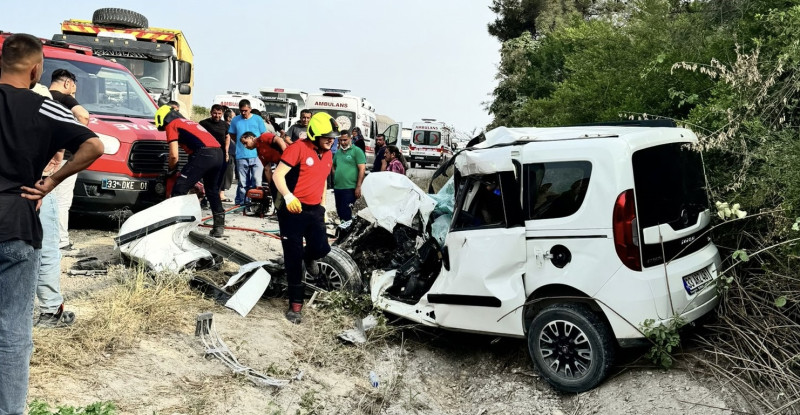 Mersin’de kamyonla çarpışan hafif ticari araçtaki 1 kişi öldü, 1 kişi yaralandı