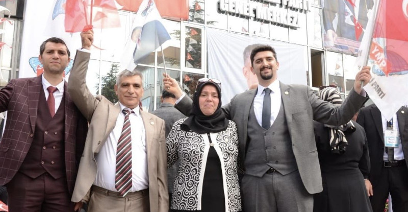 MEHMET YÜCE YERLİ VE MİLLİ PARTİ İÇİN DURDURAK BİLMEDEN ÇALIŞIYOR