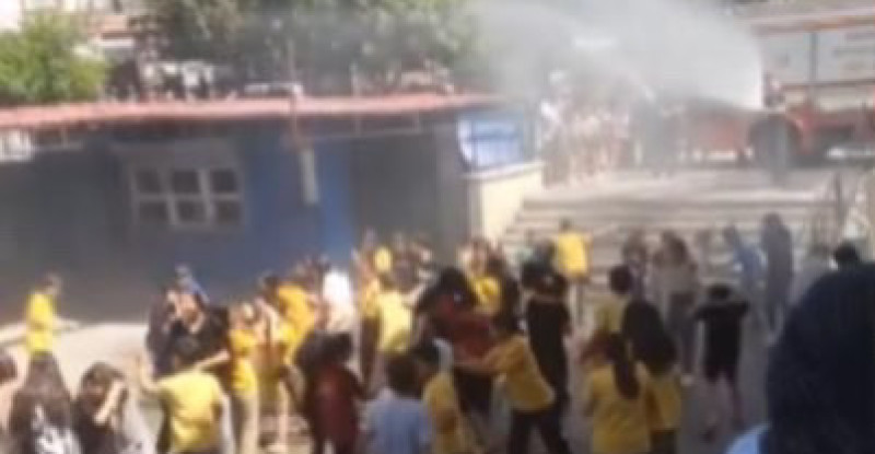 Adana’da  itfaiye ekipleri, sıcaktan bunalan ilkokul öğrencilerini su sıkarak serinletti