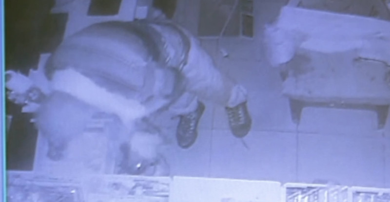 Adana’da bir kişi duvarını kırarak girdiği marketten hırsızlık yapması güvenlik kamerasınca görüntülendi