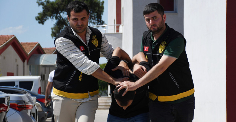 Adana’da silahlı saldırı düzenlenen iş yerinin önünden geçen kadının ensesine isabet eden kurşun nedeniyle hayatını kaybettiği olayın zanlısı İzmir’de yakalandı.