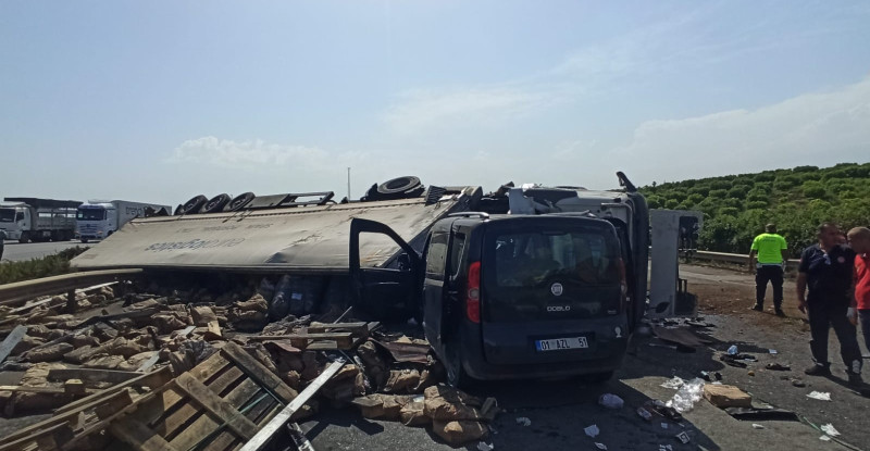 Adana’da tırla hafif ticari aracın çarpışması sonucu 3 kişi yaralandı