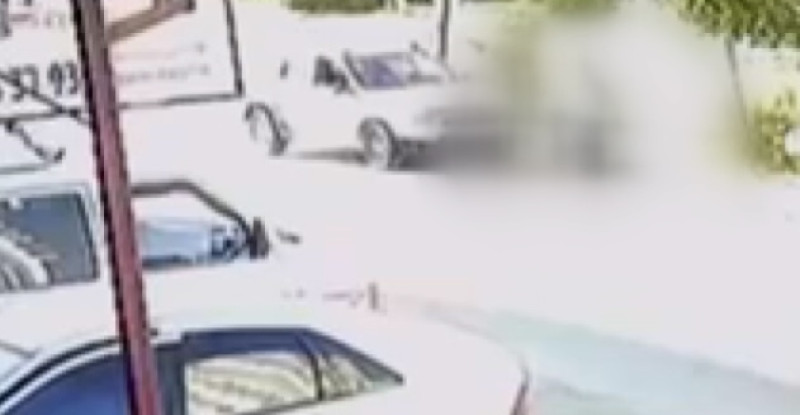 ADANA’DA OTOMOBİLİN BİSİKLETE ÇARPMASI GÜVENLİK KAMERASINDA