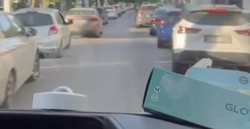 Adana’da trafikteki sürücülerin fermuar yöntemiyle ambulansa yol vermesi cep telefonu kamerasıyla kaydedildi.